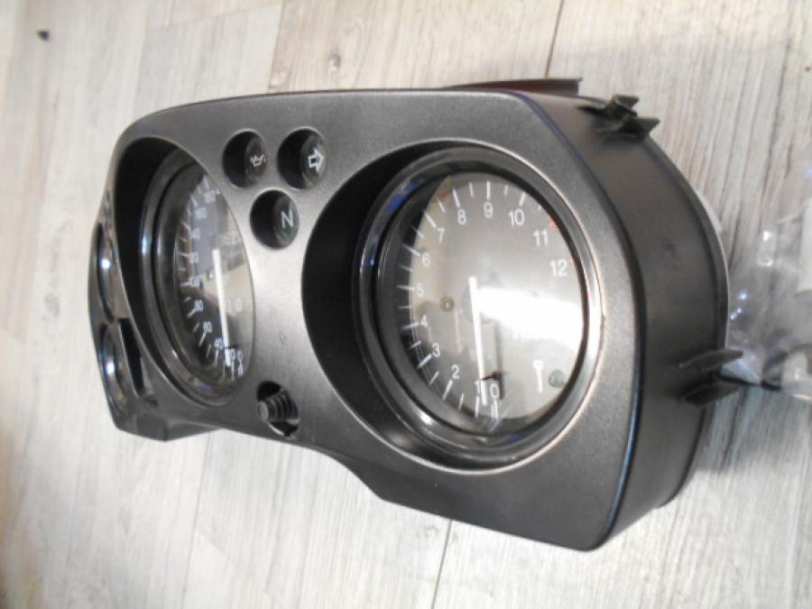 Baksidan på Instrumentpanel från en Honda CBR 1100 XX -2000 motorcykel.