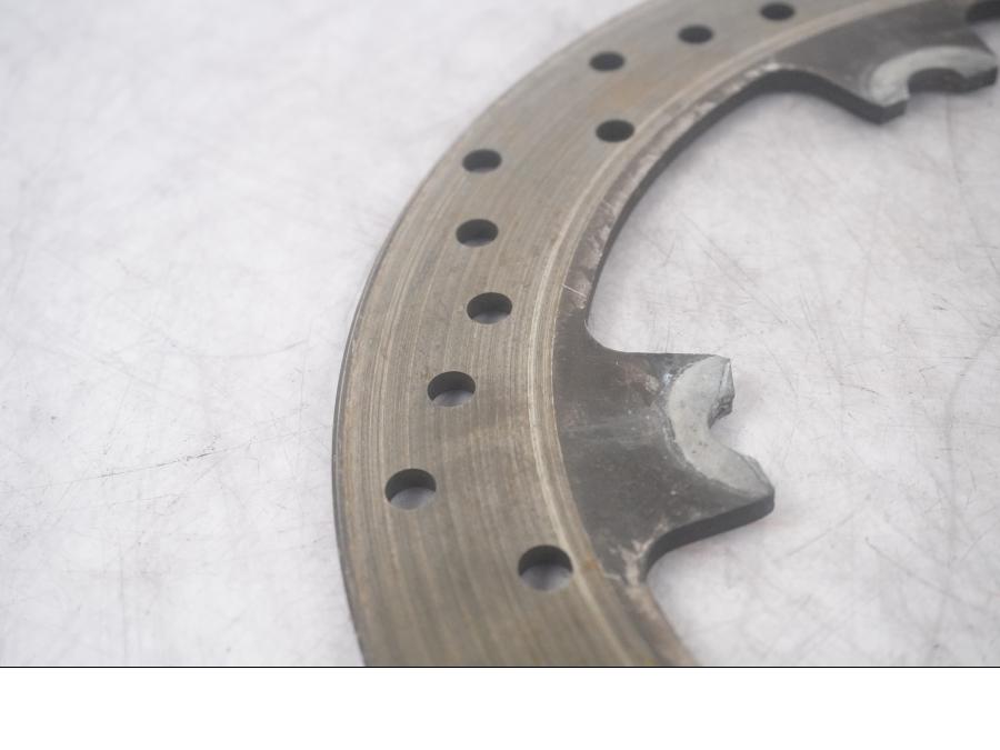 Baksidan på Bromsskiva från en H-D V-Rod 1130 -2006 motorcykel.