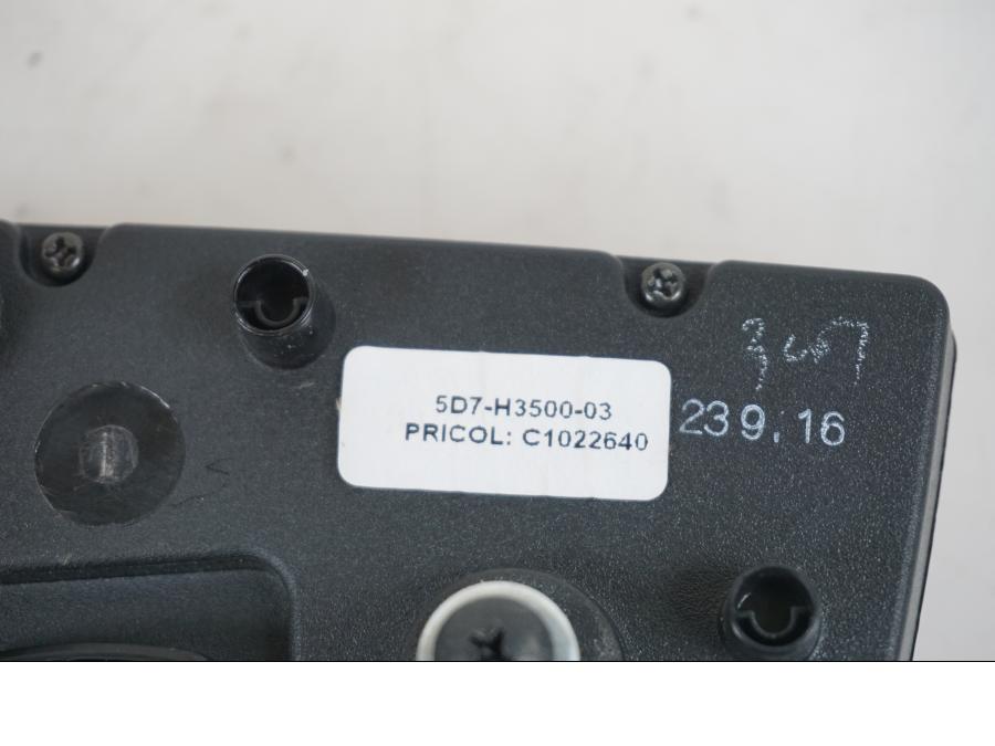 Snett uppifrån på Instrumentpanel från en Yamaha YZF-R 125 -2012 motorcykel.