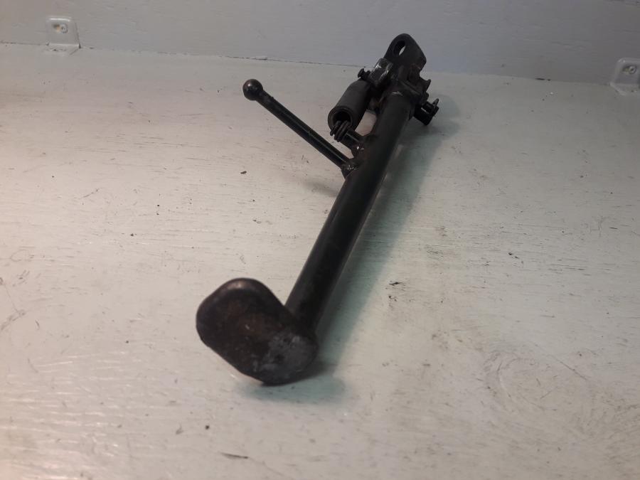 Baksidan på Sidostöd från en Honda CBR 600 -1999 motorcykel.