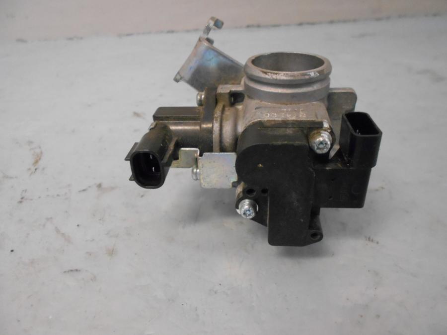 Baksidan på Spjällhus från en Yamaha YS 125 -2017 motorcykel.