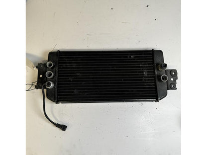 Baksidan på Vattenkyl från en Suzuki VL 800 -2001 motorcykel.