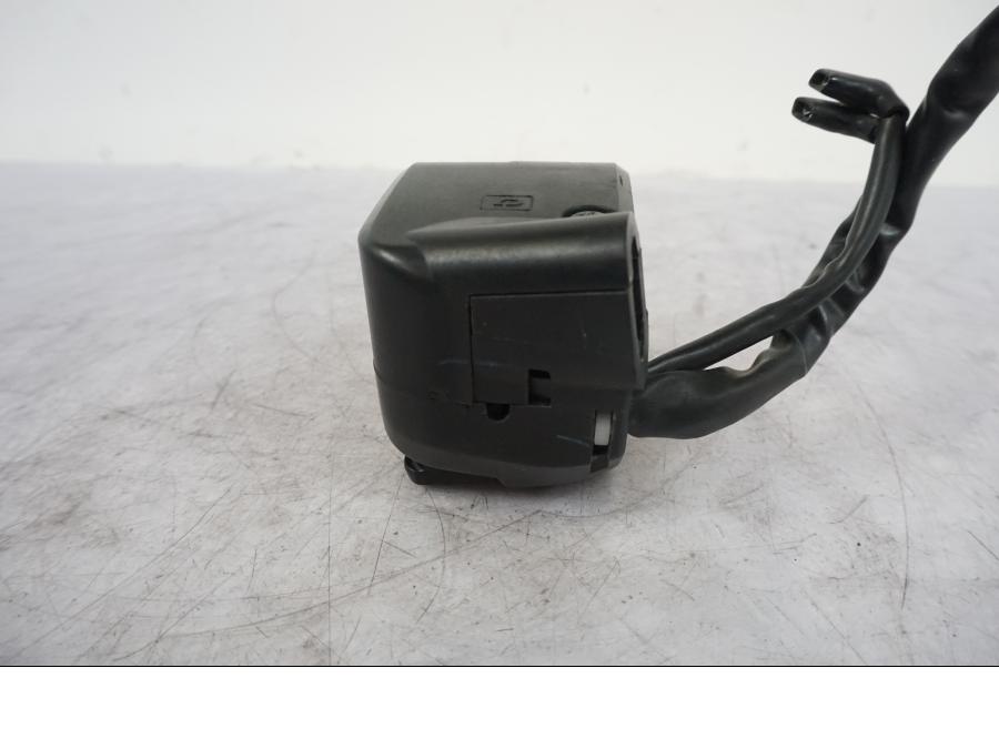 Vänster sida på Styrelreglage från en Kawasaki Versys 650 -2014 motorcykel.