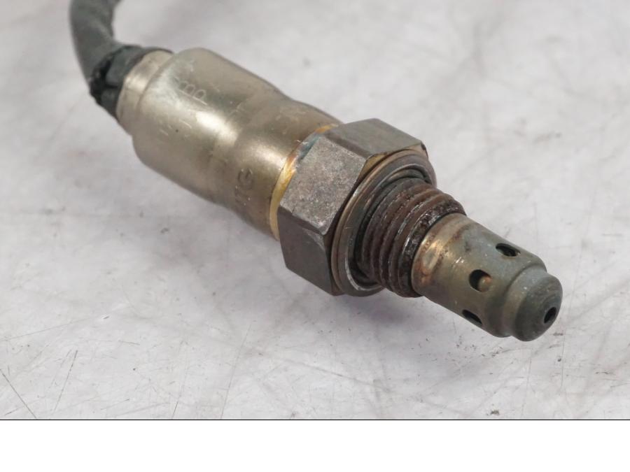 Höger sida på Lambdasond från en Ducati Multistrada V4 -2024 motorcykel.