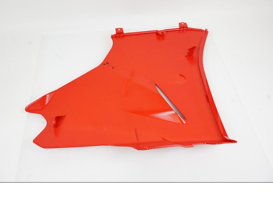 Snett nerifrån på Magkåpa från en Ducati Supersport 950 S -2022 motorcykel.