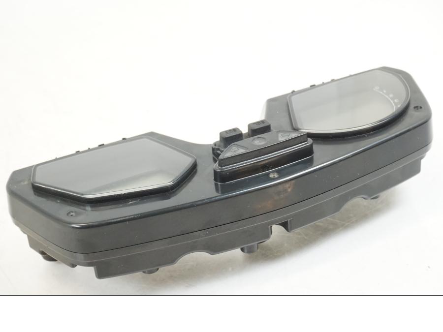 Snett uppifrån på Instrumentpanel från en Honda CB 650 F Hornet -2017 motorcykel.