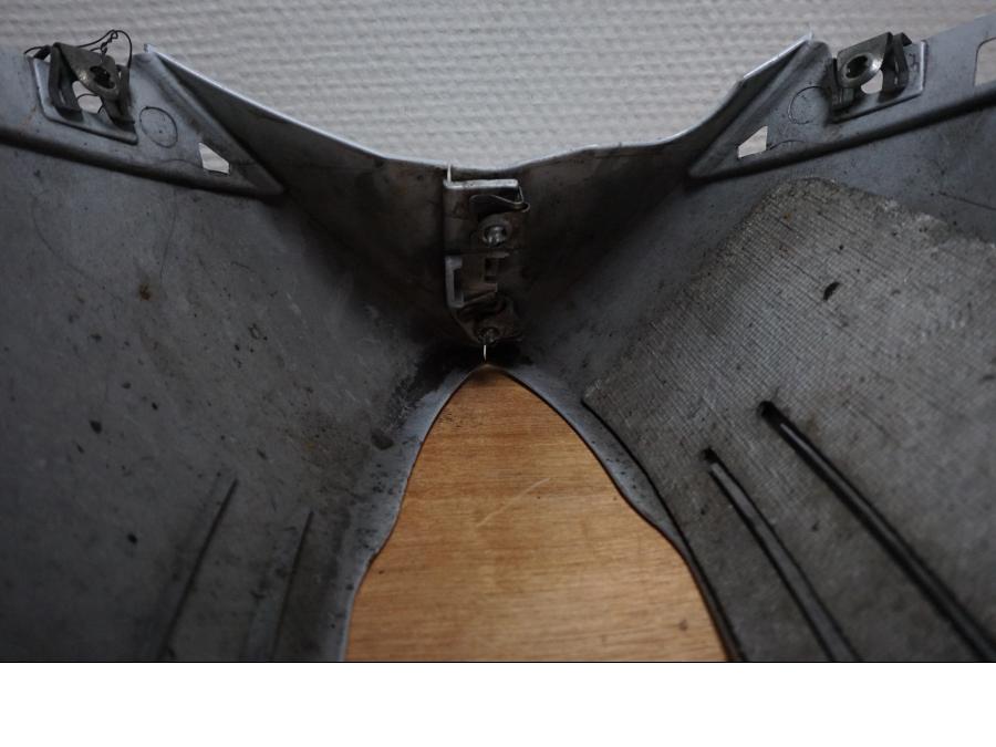 Snett nerifrån på Magkåpa från en Yamaha YZF 1000 R1 -2010 motorcykel.