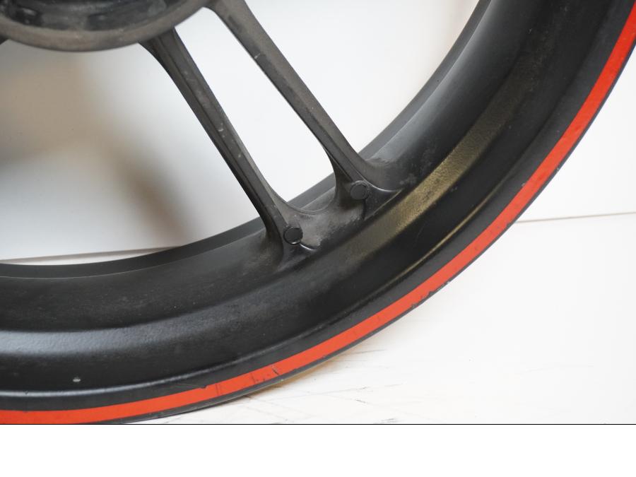 Höger sida på Fälg från en Yamaha YZF-R 125 -2009 motorcykel.