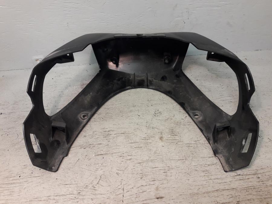 Baksidan på Blinkersfäste från en Kawasaki GTR 1400 -2012 motorcykel.