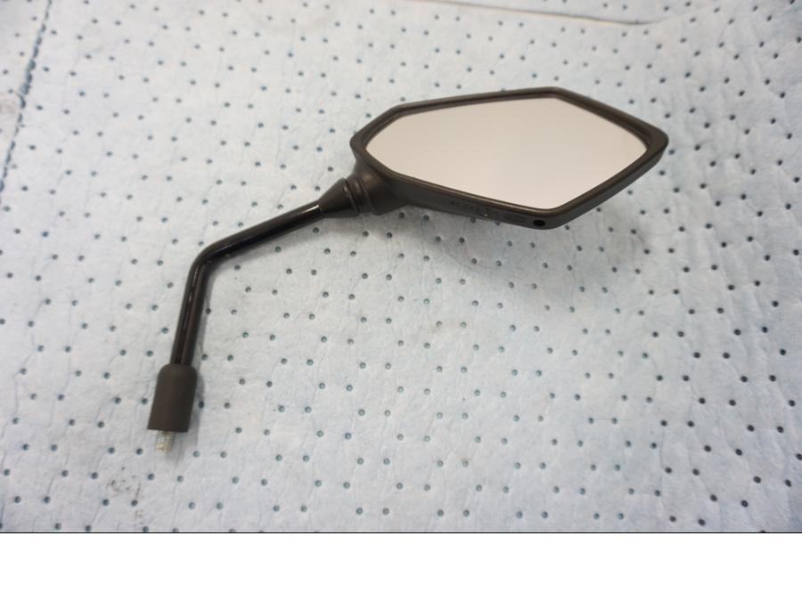 Baksidan på Backspegel från en Kawasaki Versys 650 -2011 motorcykel.