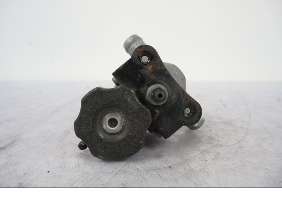 Vänster sida på Vattentermostathus från en Kawasaki VN 1500 -2003 motorcykel.