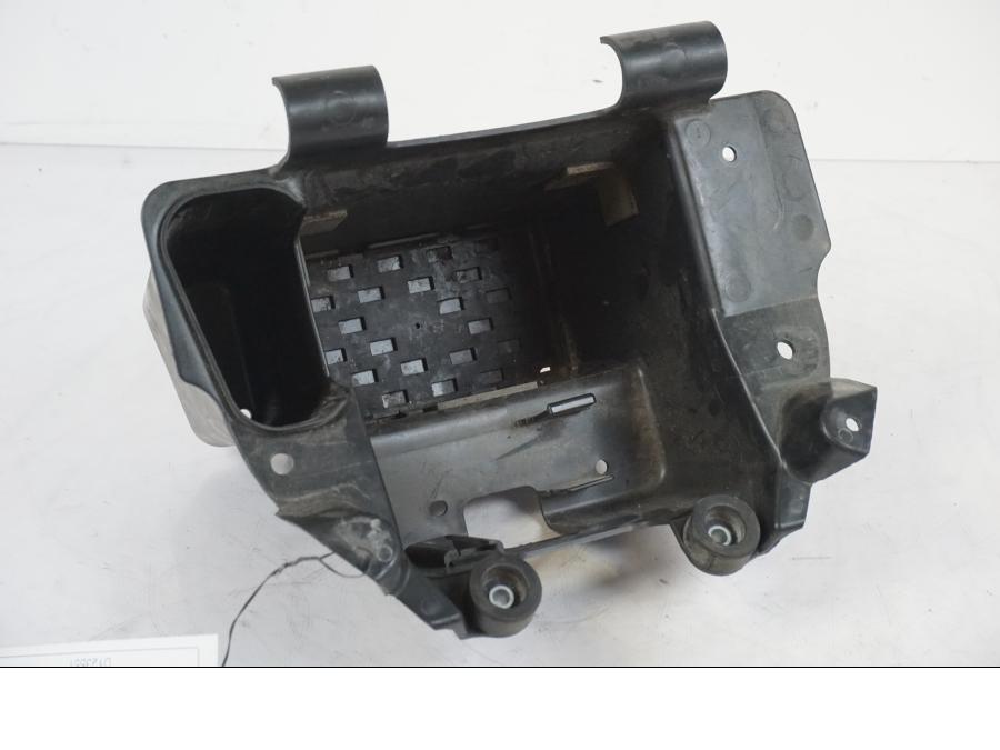 Framsidan på Batterihållare från en Suzuki VZR 1800 -2009 motorcykel.