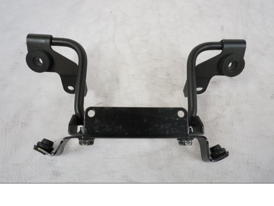 Framsidan på Strålkastarfäste från en Kawasaki Z 800 -2014 motorcykel.