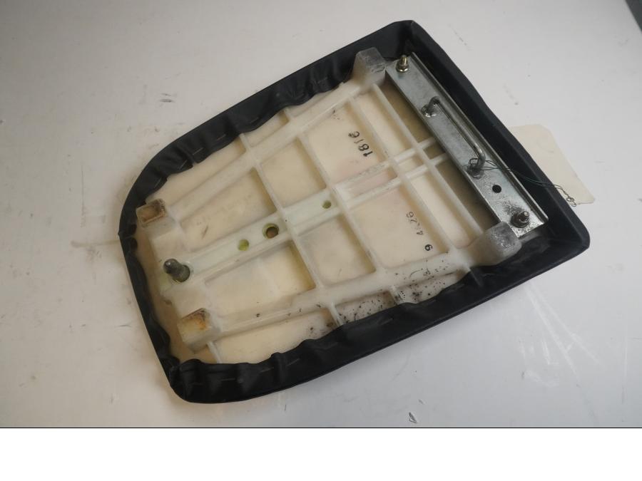 Höger sida på Sadel från en Kawasaki ZX-7R -1996 motorcykel.