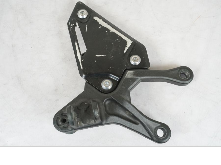 Framsidan på Fotpinnefäste från en Kawasaki Z 900 -2019 motorcykel.