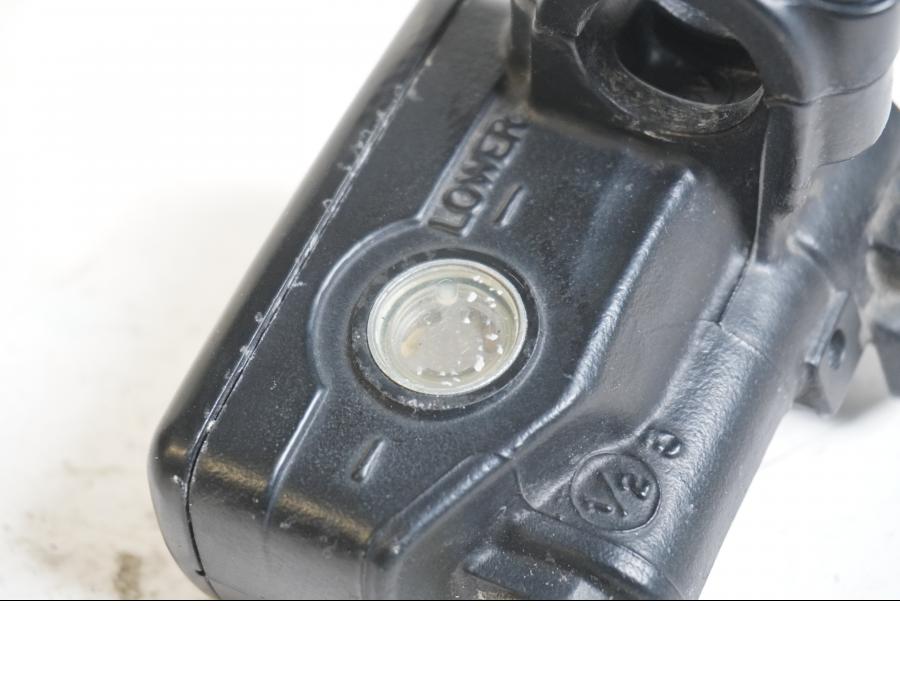 Snett uppifrån på Bromshuvudcylinder från en Honda CBR 1100 XX -2001 motorcykel.