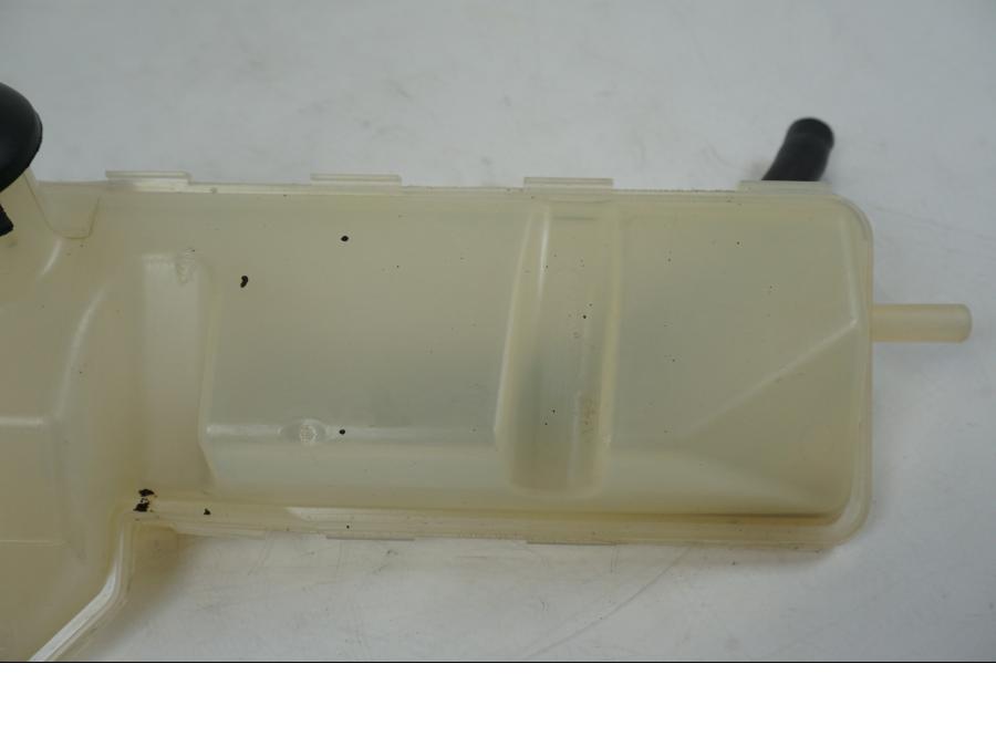 Höger sida på Vattenexpansionskärl från en BMW F 650 CS -2002 motorcykel.