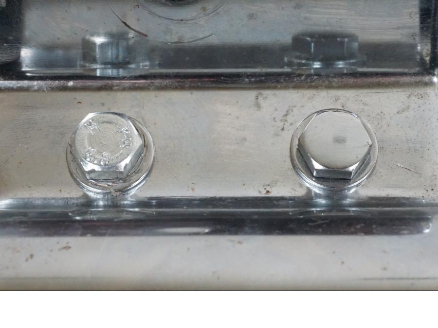 Snett nerifrån på Strålkastarfäste från en H-D Harley diverse -2024 motorcykel.