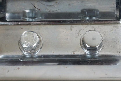 Snett nerifrån på Strålkastarfäste från en H-D Harley diverse -2024 motorcykel.