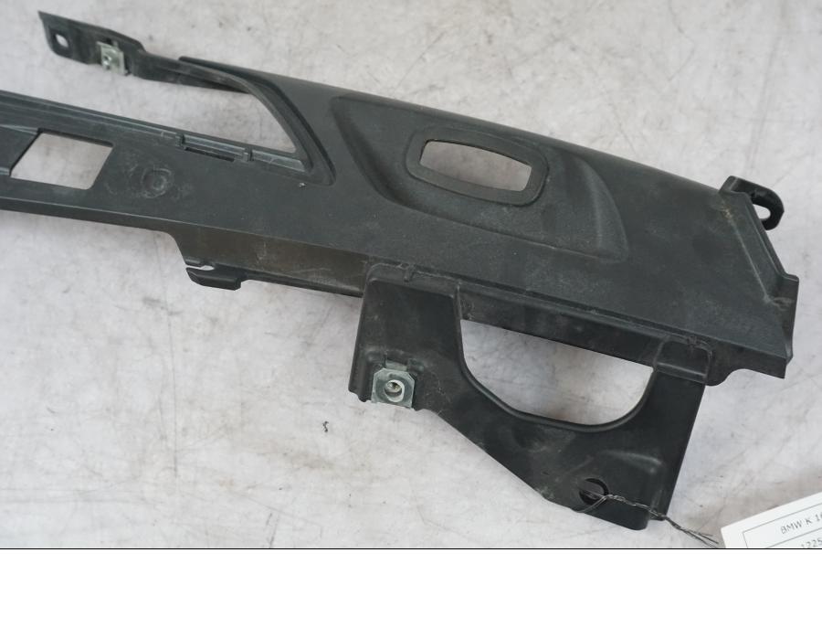 Vänster sida på Bakvinge från en BMW K 1600 GTL -2015 motorcykel.