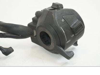 Snett uppifrån på Styrelreglage från en Honda NSR 125 -1991 motorcykel.