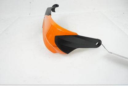 Baksidan på Handskydd från en KTM 125 Duke -2023 motorcykel.