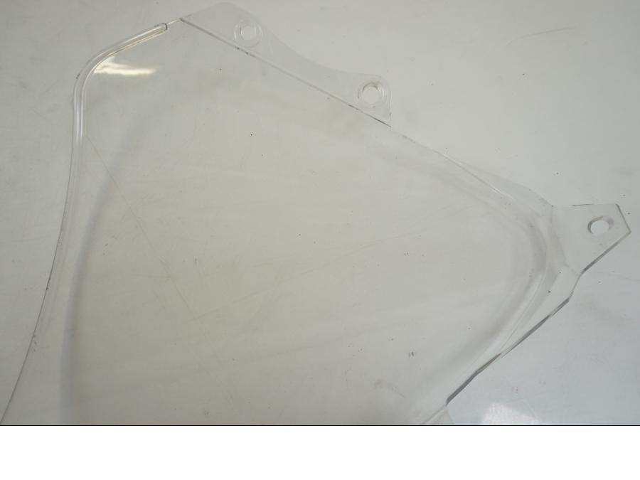 Snett nerifrån på Vindruta från en Honda CBR 125 R -2006 motorcykel.