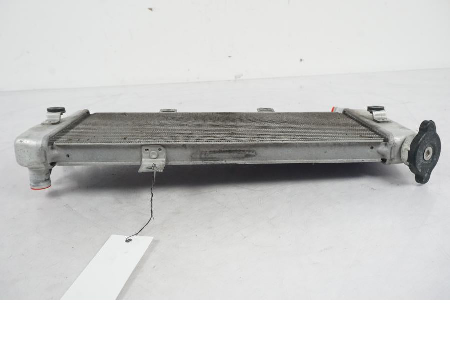 Snett nerifrån på Vattenkyl från en Kawasaki ER-6N ABS -2010 motorcykel.