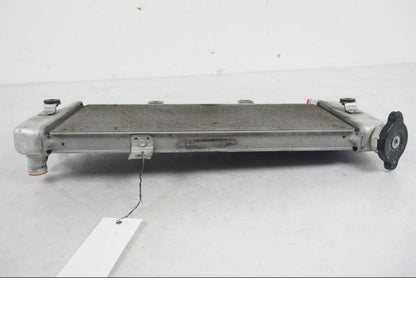 Snett nerifrån på Vattenkyl från en Kawasaki ER-6N ABS -2010 motorcykel.