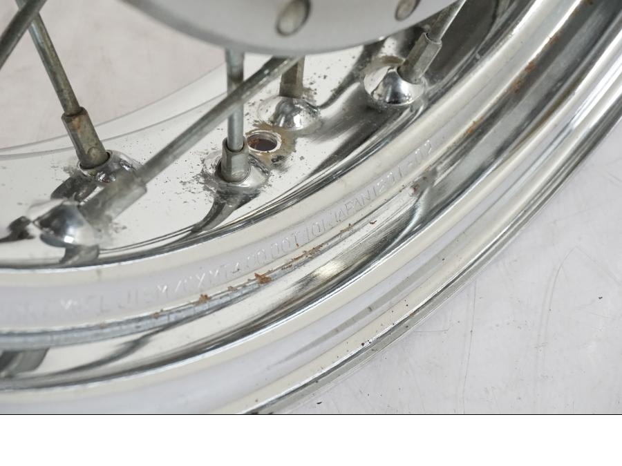 Vänster sida på Fälg från en Suzuki VL 800 -2002 motorcykel.