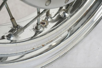 Vänster sida på Fälg från en Suzuki VL 800 -2002 motorcykel.