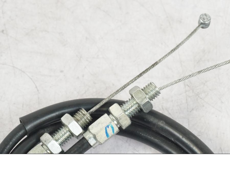 Vänster sida på Gasvajer från en Suzuki GSX 1300 RX -1999 motorcykel.