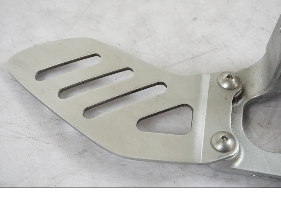 Baksidan på Fotpinnefäste från en Suzuki GSX-R 600 -2007 motorcykel.