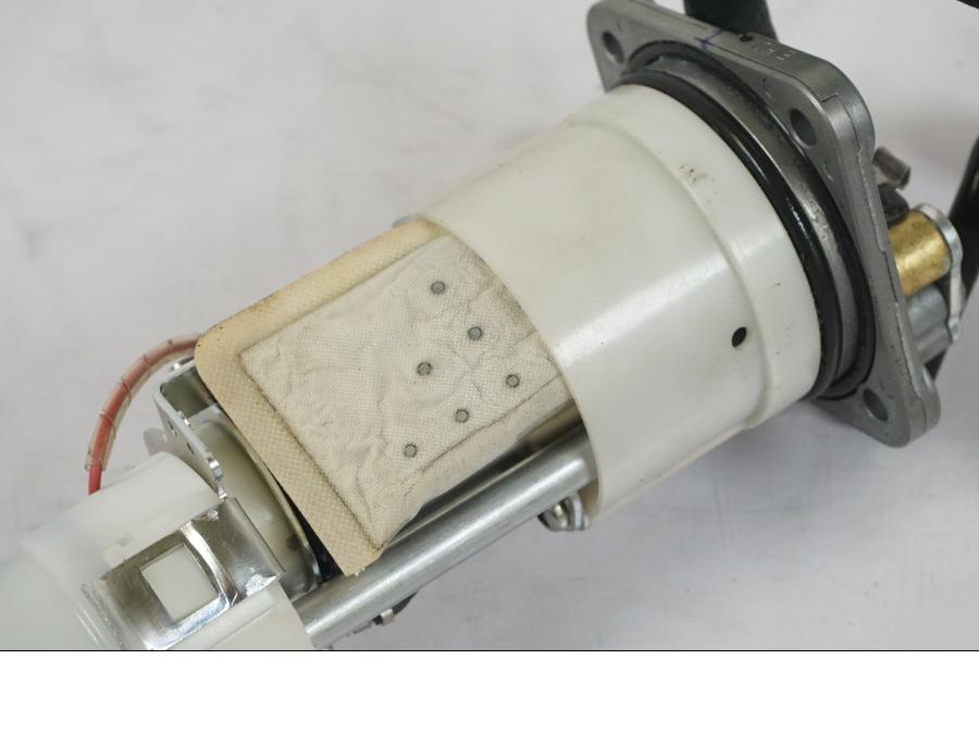 Baksidan på Bensinpump insprut från en KTM 1290 Super Duke R -2018 motorcykel.