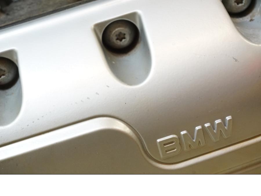 Höger sida på Motor från en BMW K 1200 LT -2004 motorcykel.