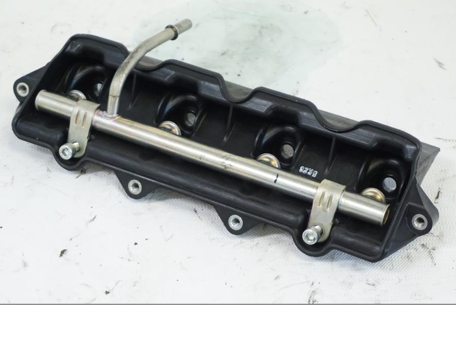 Framsidan på Fuel Rail från en Yamaha YZF R6 -2006 motorcykel.