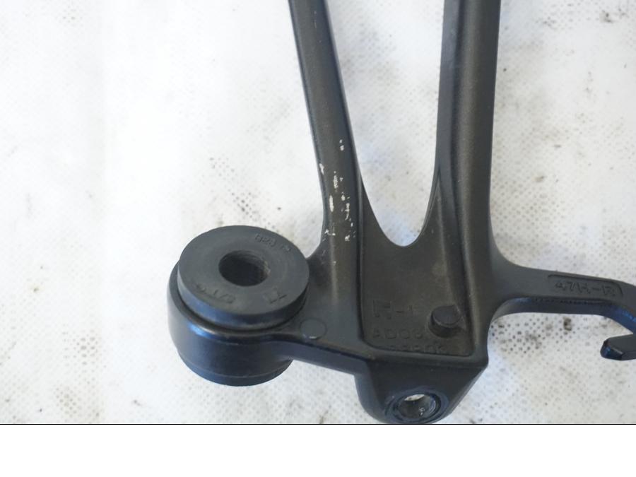 Vänster sida på Fotpinnefäste från en Suzuki GSX-R 1000 -2009 motorcykel.