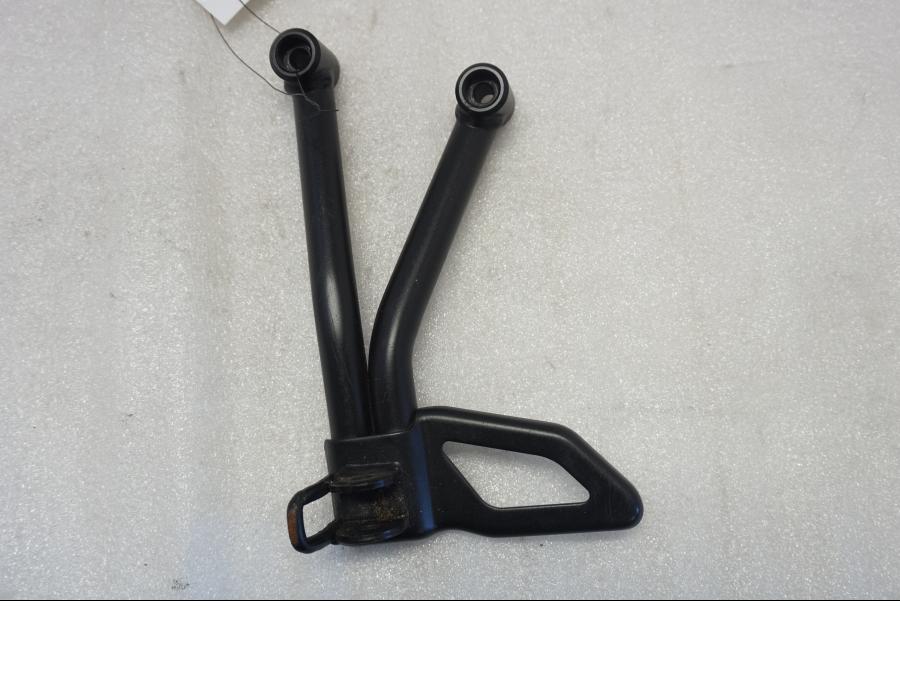 Framsidan på Fotpinnefäste från en Suzuki SV 650 -2016 motorcykel.