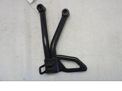 Framsidan på Fotpinnefäste från en Suzuki SV 650 -2016 motorcykel.