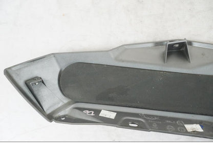 Vänster sida på Tankkåpa från en Triumph Tiger Explorer -2013 motorcykel.