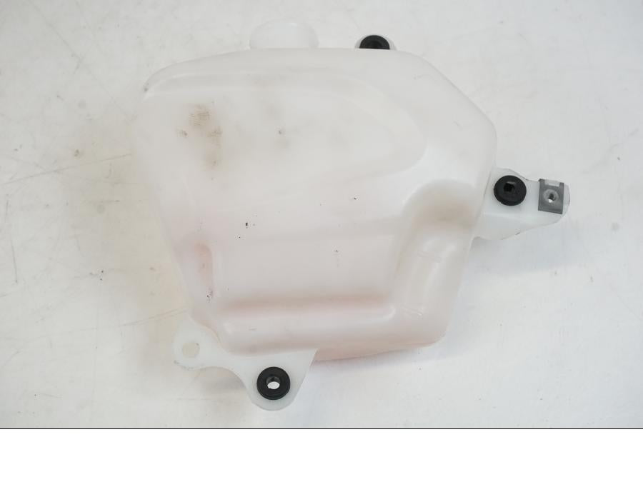 Vänster sida på Vattenexpansionskärl från en Triumph Speed Triple -2021 motorcykel.