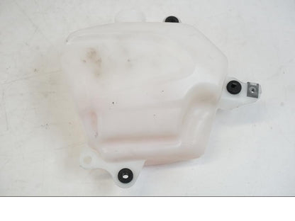 Vänster sida på Vattenexpansionskärl från en Triumph Speed Triple -2021 motorcykel.