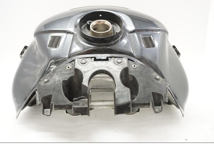 Vänster sida på Bensintank från en Suzuki GSX 1300 BK -2008 motorcykel.