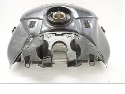 Vänster sida på Bensintank från en Suzuki GSX 1300 BK -2008 motorcykel.