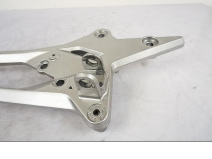 Baksidan på Fotpinnefäste från en Kawasaki Z 800 -2014 motorcykel.