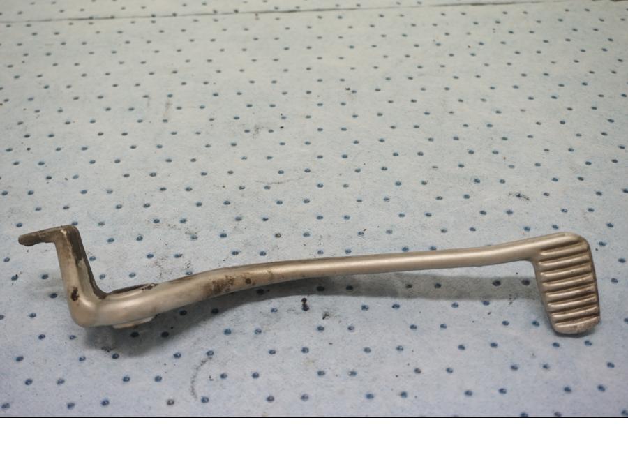 Baksidan på Bromspedal från en Triumph Tiger -2001 motorcykel.