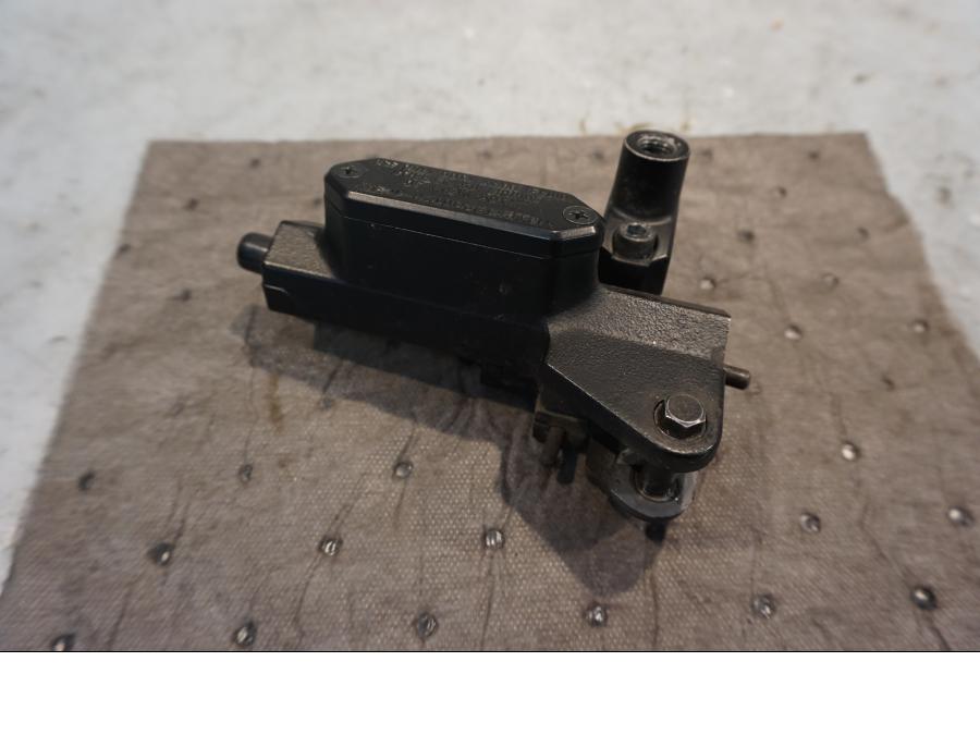 Framsidan på Kopplingshuvudcylinder från en Yamaha XT 1200 Z -2011 motorcykel.