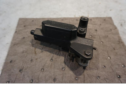 Framsidan på Kopplingshuvudcylinder från en Yamaha XT 1200 Z -2011 motorcykel.