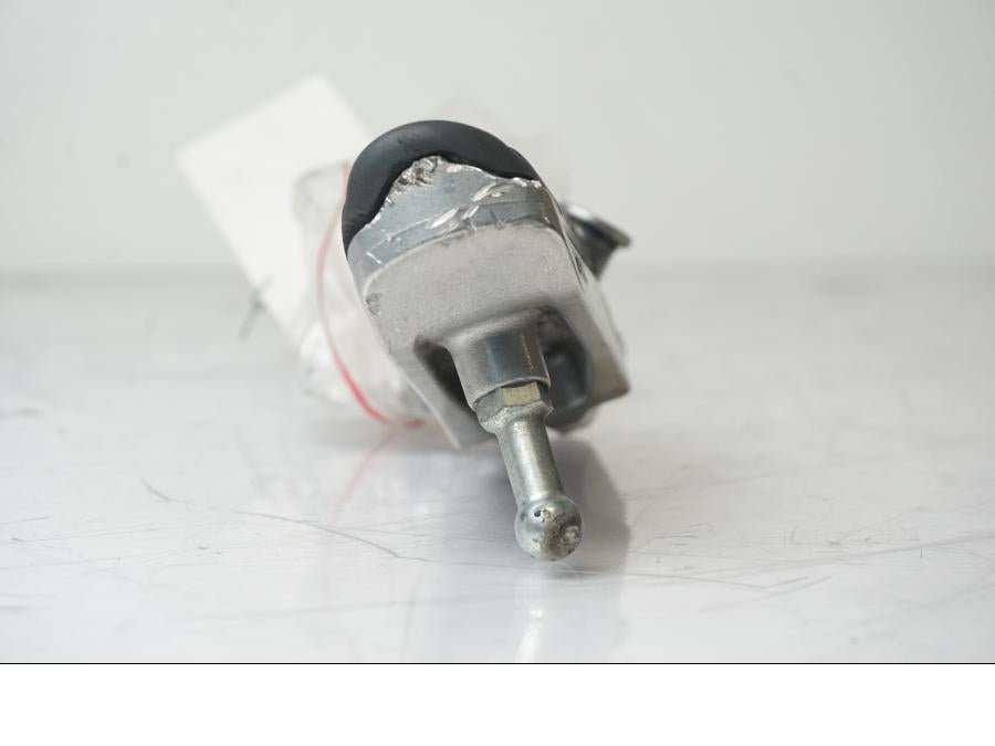 Höger sida på <p>Fotpinne höger fram från Kawasaki ZZR 1400 2013.</p>

<p>Skrapmärken och repor finns se bilder.</p> motorcykel.