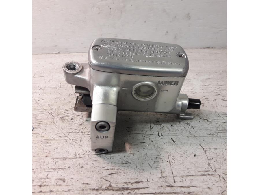 Baksidan på Kopplingshuvudcylinder från en Honda VTX 1800 -2007 motorcykel.